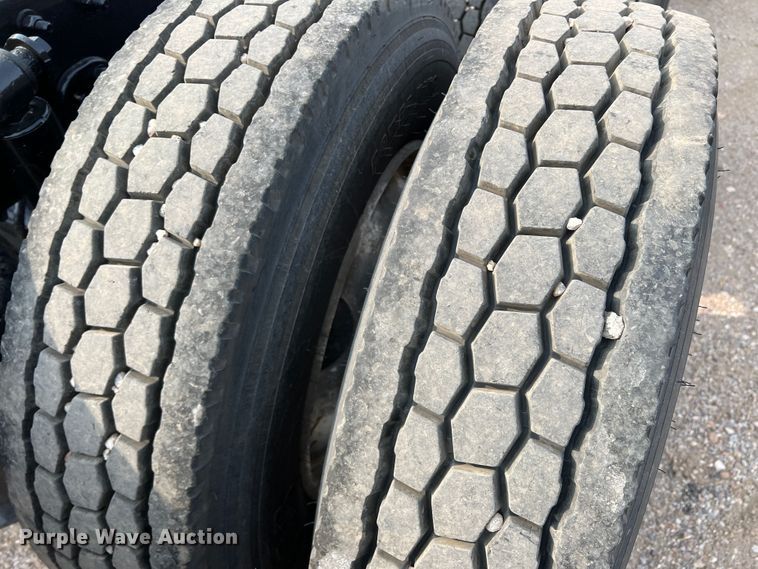 image for item DS8300 2012 Freightliner Cascadia  semi truck