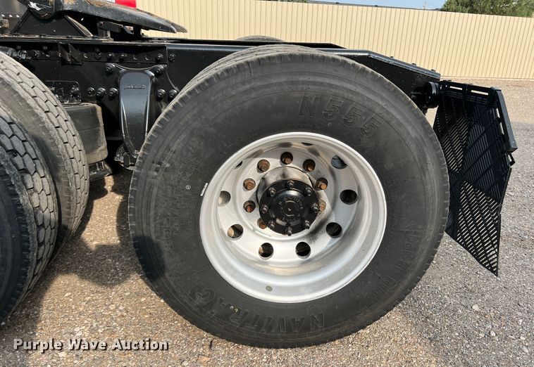 image for item DS8300 2012 Freightliner Cascadia  semi truck