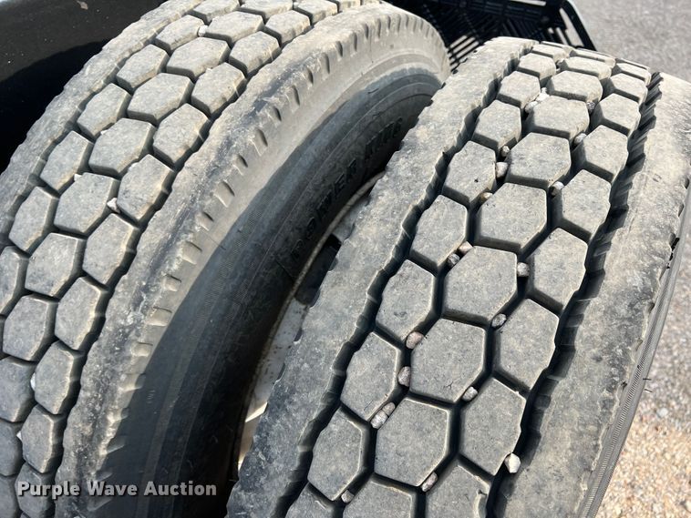 image for item DS8300 2012 Freightliner Cascadia  semi truck