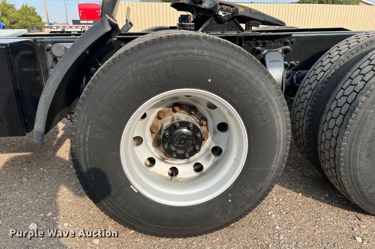 image for item DS8300 2012 Freightliner Cascadia  semi truck