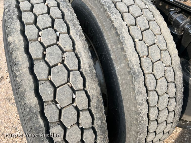 image for item DS8300 2012 Freightliner Cascadia  semi truck