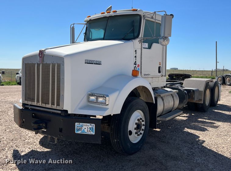image for item DS8309 2012 Kenworth T800  semi truck