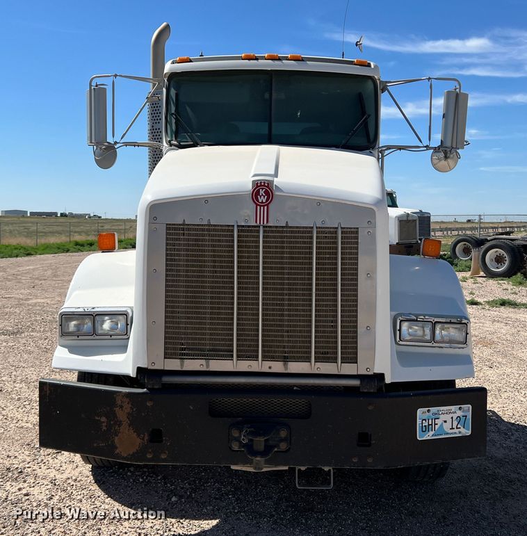 image for item DS8309 2012 Kenworth T800  semi truck