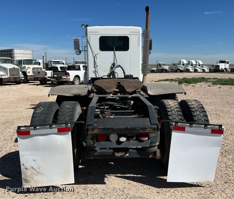 image for item DS8309 2012 Kenworth T800  semi truck