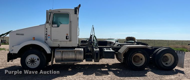 image for item DS8309 2012 Kenworth T800  semi truck