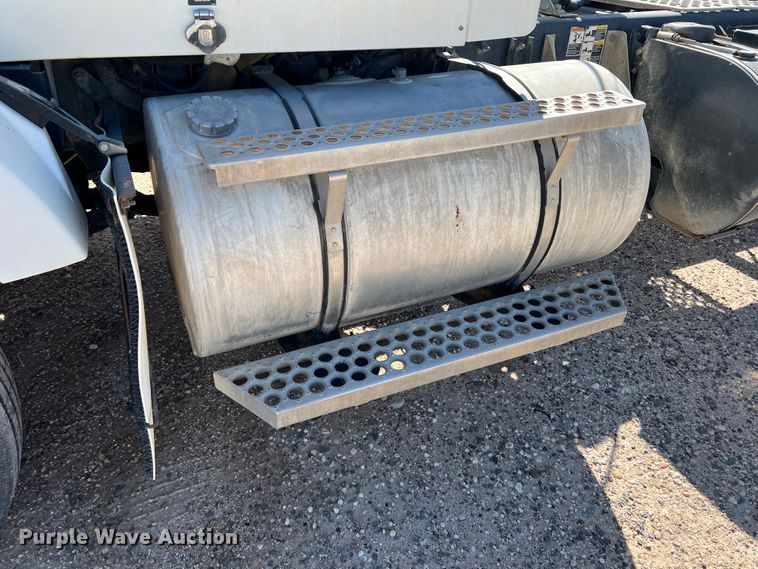 image for item DS8309 2012 Kenworth T800  semi truck