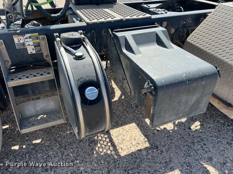 image for item DS8309 2012 Kenworth T800  semi truck