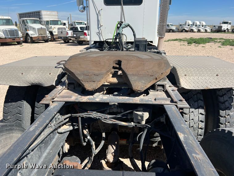 image for item DS8309 2012 Kenworth T800  semi truck