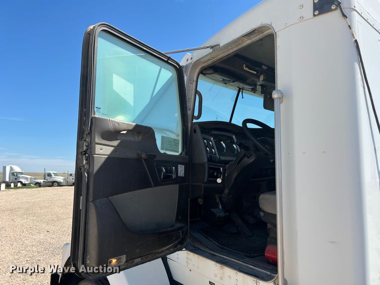 image for item DS8309 2012 Kenworth T800  semi truck