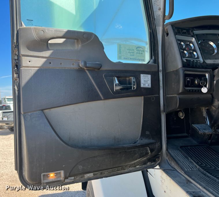 image for item DS8309 2012 Kenworth T800  semi truck