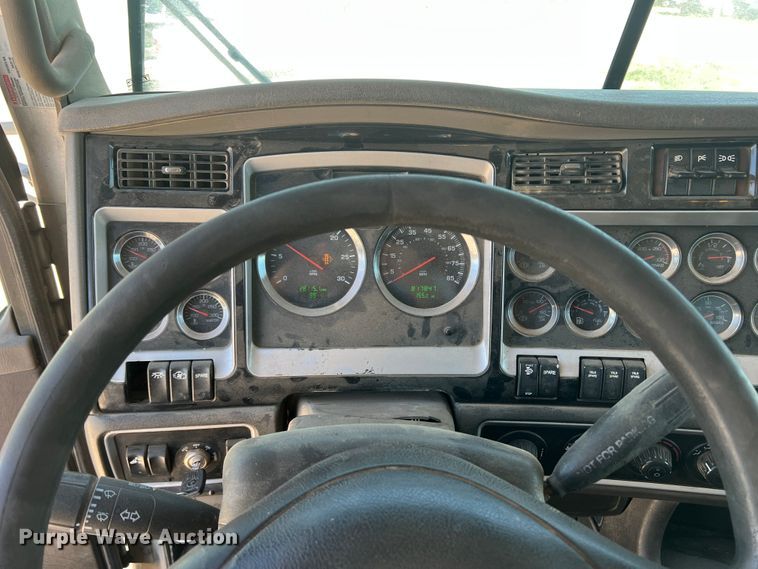 image for item DS8309 2012 Kenworth T800  semi truck