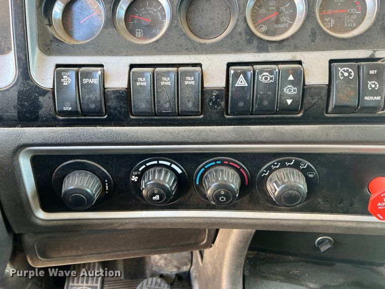 image for item DS8309 2012 Kenworth T800  semi truck