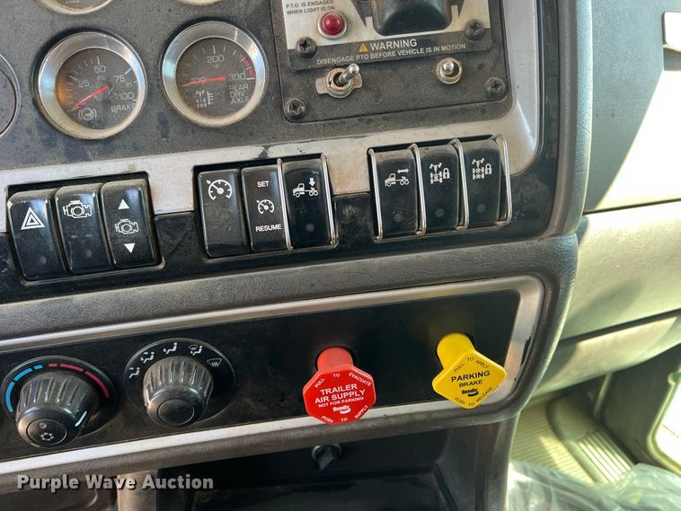 image for item DS8309 2012 Kenworth T800  semi truck