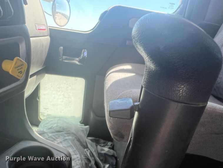 image for item DS8309 2012 Kenworth T800  semi truck