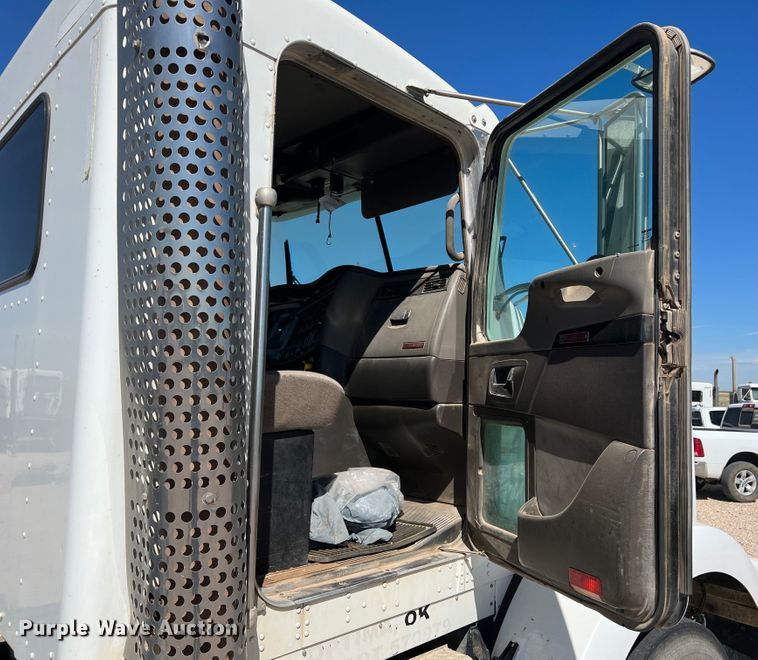 image for item DS8309 2012 Kenworth T800  semi truck