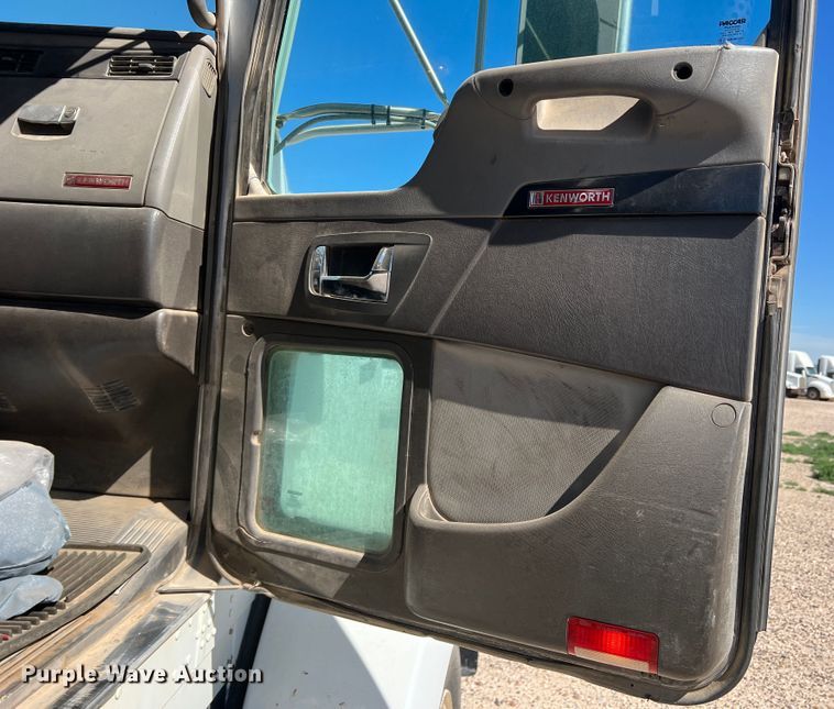 image for item DS8309 2012 Kenworth T800  semi truck