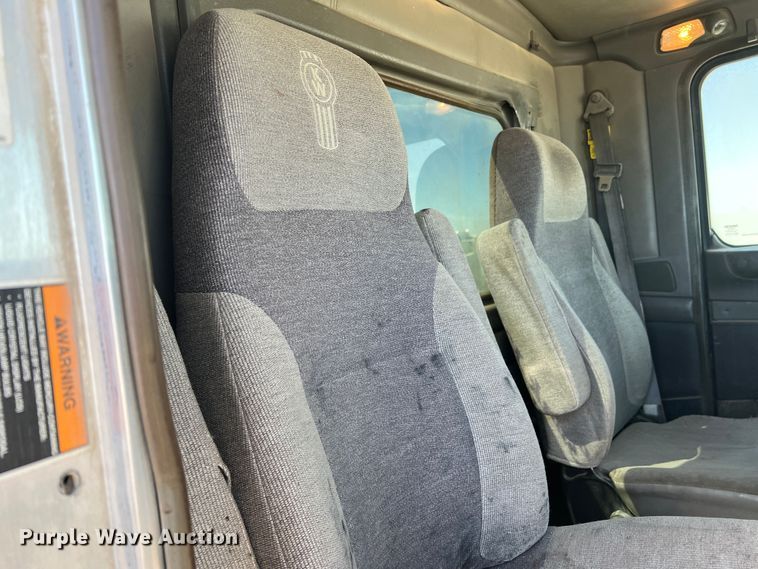 image for item DS8309 2012 Kenworth T800  semi truck