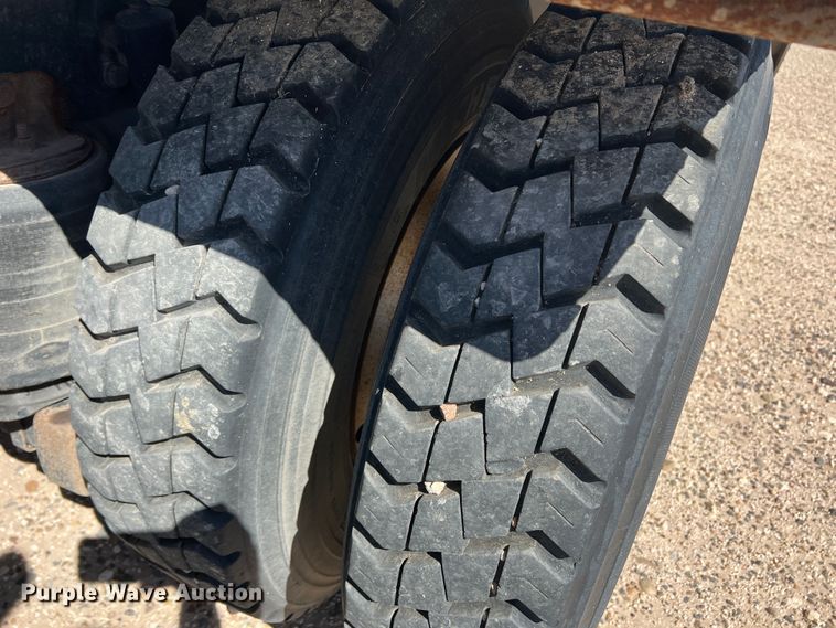 image for item DS8309 2012 Kenworth T800  semi truck