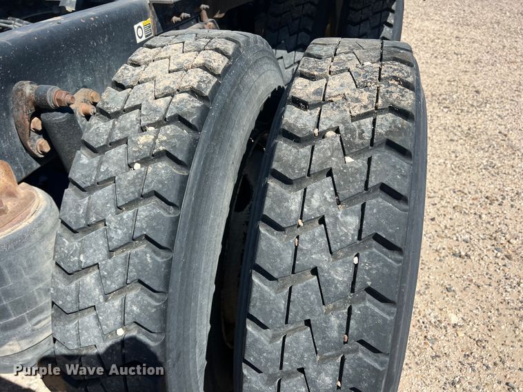 image for item DS8309 2012 Kenworth T800  semi truck