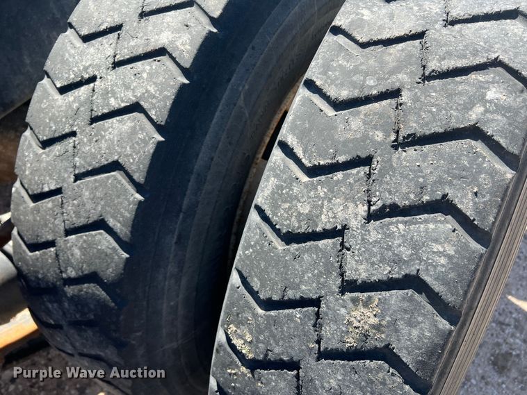 image for item DS8309 2012 Kenworth T800  semi truck