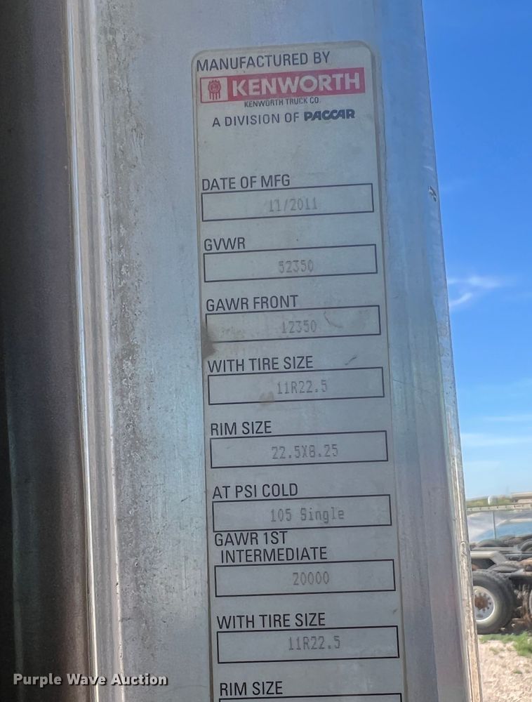 image for item DS8309 2012 Kenworth T800  semi truck
