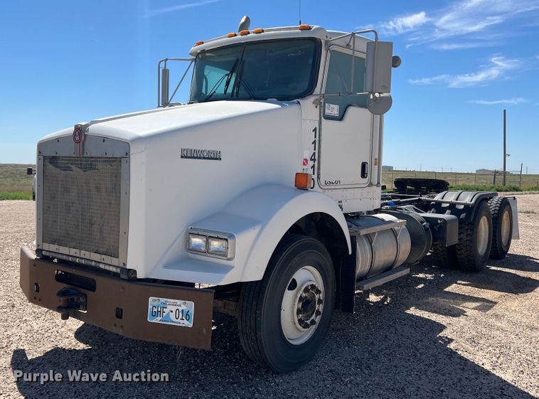 image for item DS8310 2012 Kenworth T800  semi truck