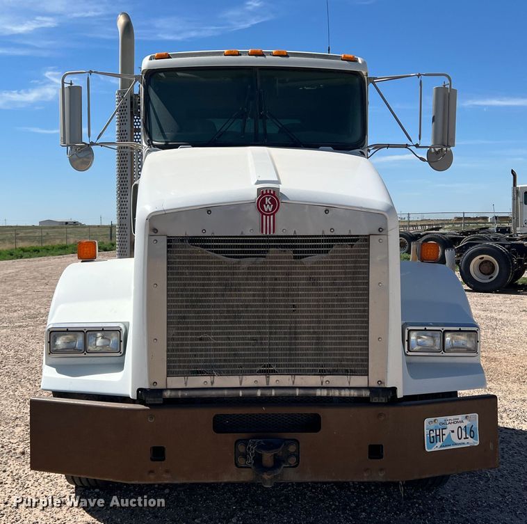 image for item DS8310 2012 Kenworth T800  semi truck
