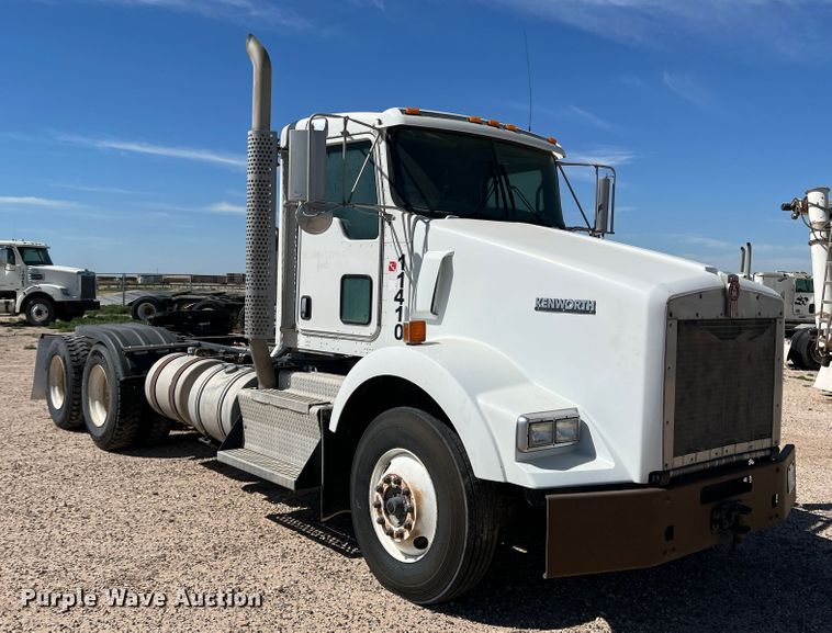 image for item DS8310 2012 Kenworth T800  semi truck
