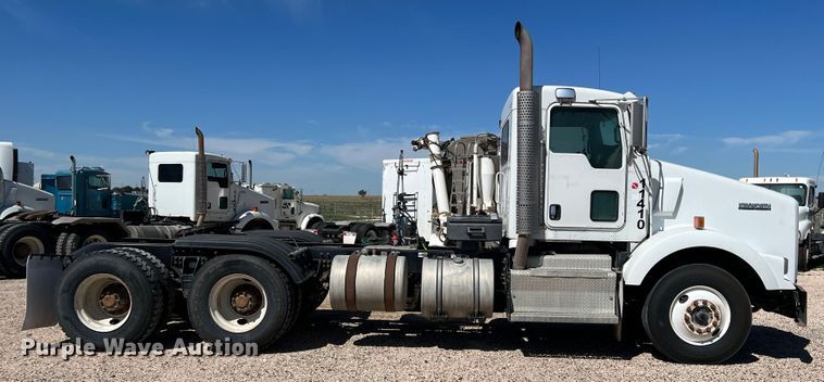 image for item DS8310 2012 Kenworth T800  semi truck