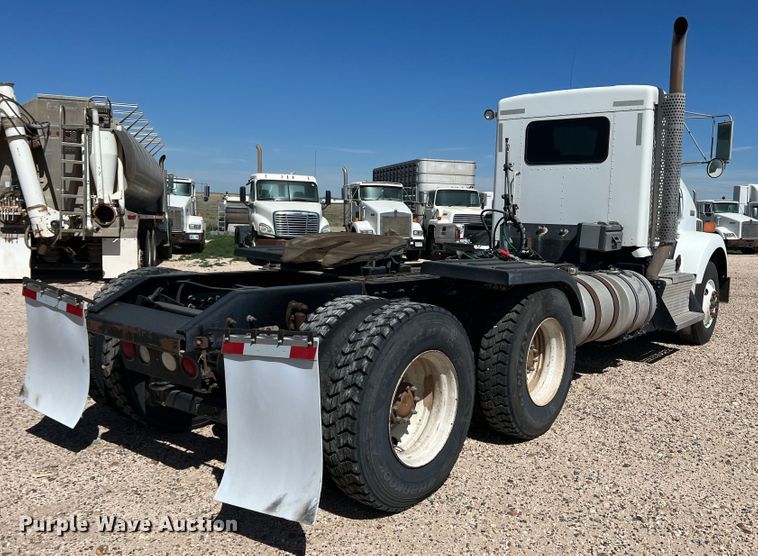 image for item DS8310 2012 Kenworth T800  semi truck