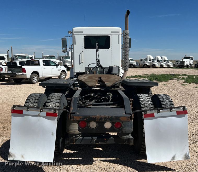 image for item DS8310 2012 Kenworth T800  semi truck