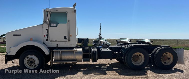 image for item DS8310 2012 Kenworth T800  semi truck