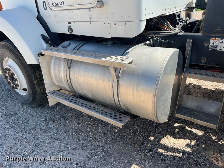 image for item DS8310 2012 Kenworth T800  semi truck