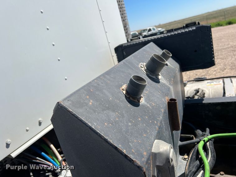 image for item DS8310 2012 Kenworth T800  semi truck