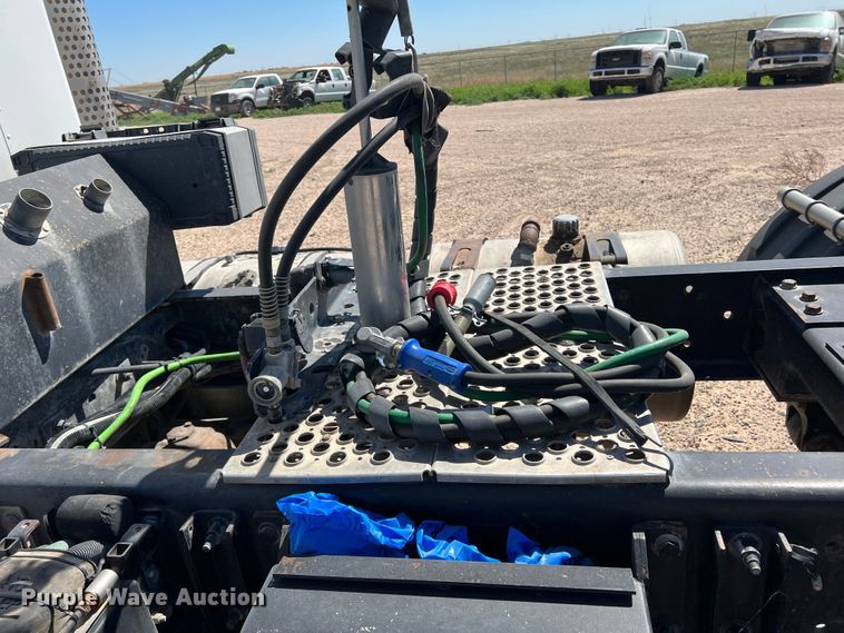 image for item DS8310 2012 Kenworth T800  semi truck