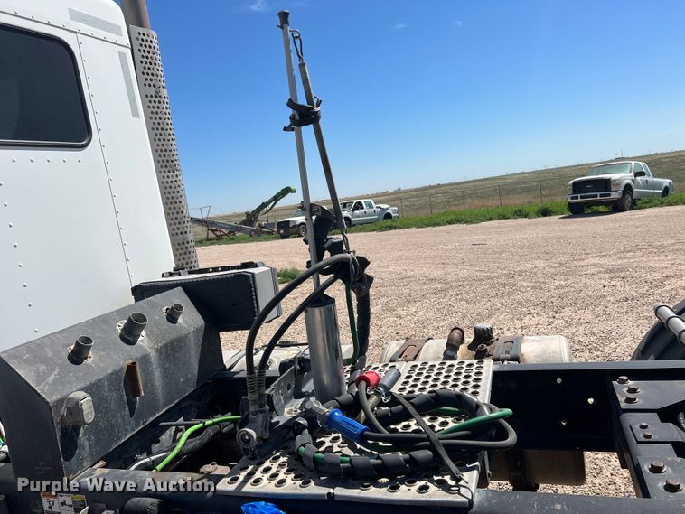 image for item DS8310 2012 Kenworth T800  semi truck