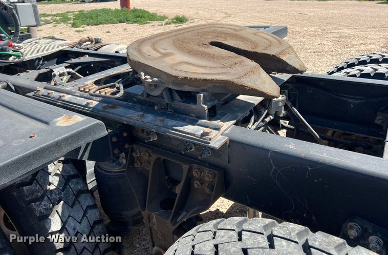 image for item DS8310 2012 Kenworth T800  semi truck