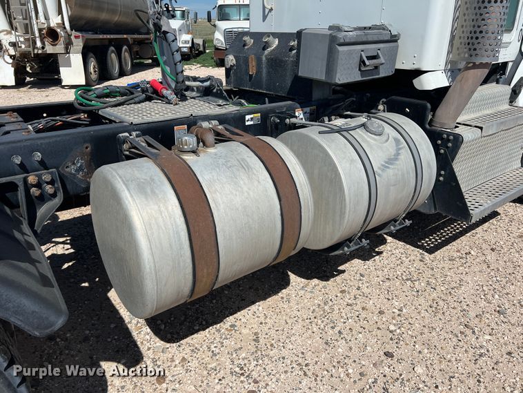 image for item DS8310 2012 Kenworth T800  semi truck