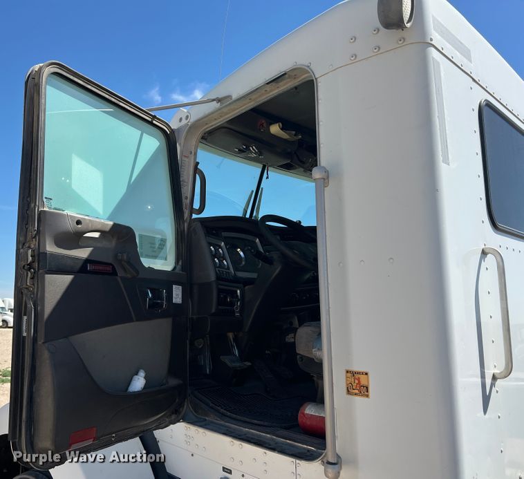 image for item DS8310 2012 Kenworth T800  semi truck