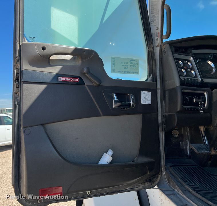 image for item DS8310 2012 Kenworth T800  semi truck