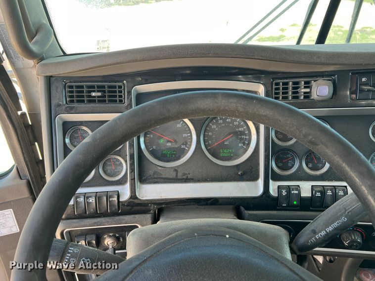 image for item DS8310 2012 Kenworth T800  semi truck