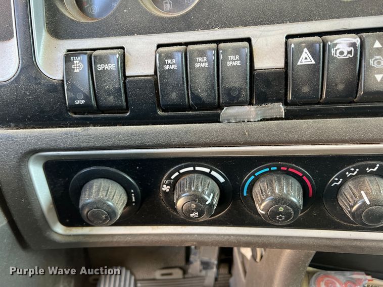 image for item DS8310 2012 Kenworth T800  semi truck