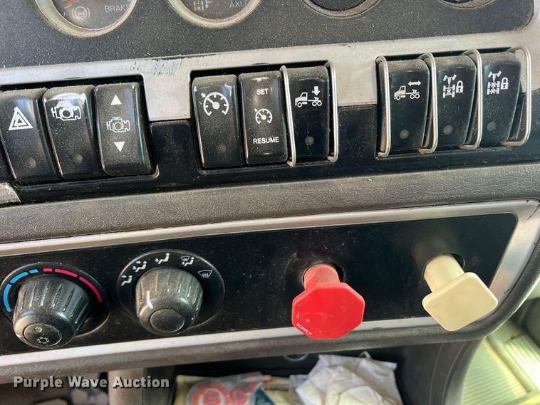 image for item DS8310 2012 Kenworth T800  semi truck