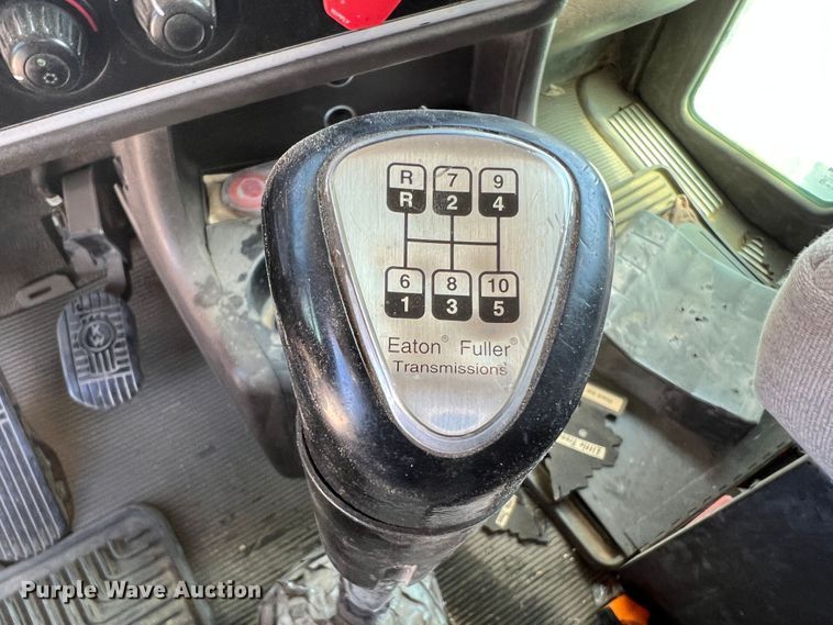 image for item DS8310 2012 Kenworth T800  semi truck