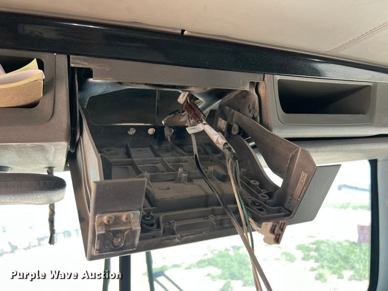 image for item DS8310 2012 Kenworth T800  semi truck