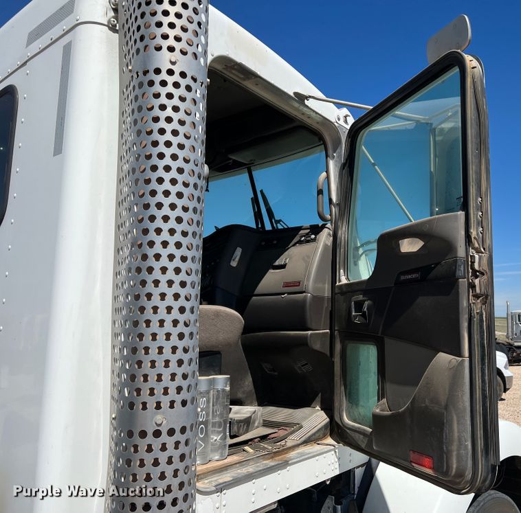 image for item DS8310 2012 Kenworth T800  semi truck