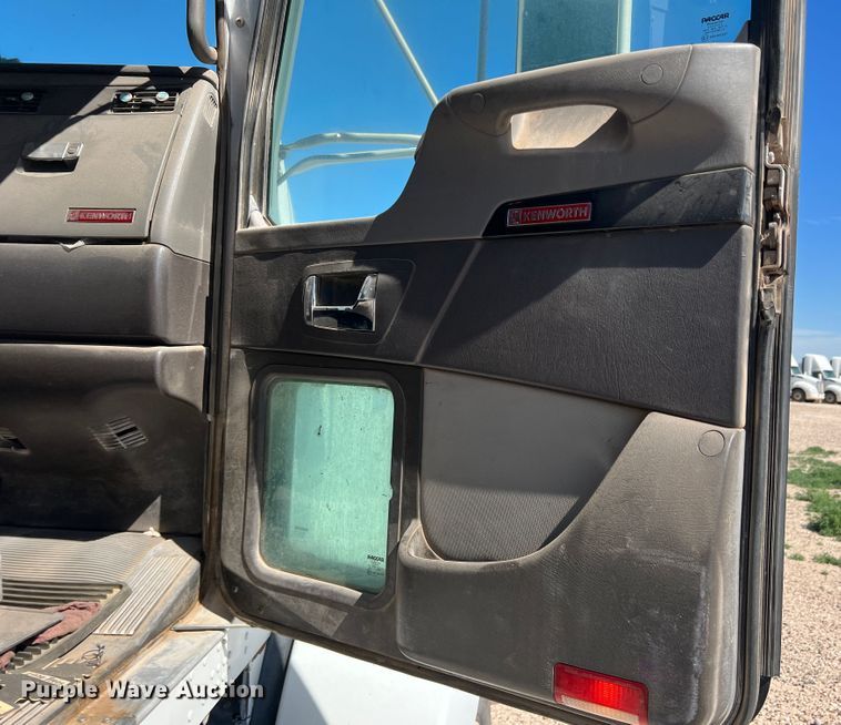 image for item DS8310 2012 Kenworth T800  semi truck