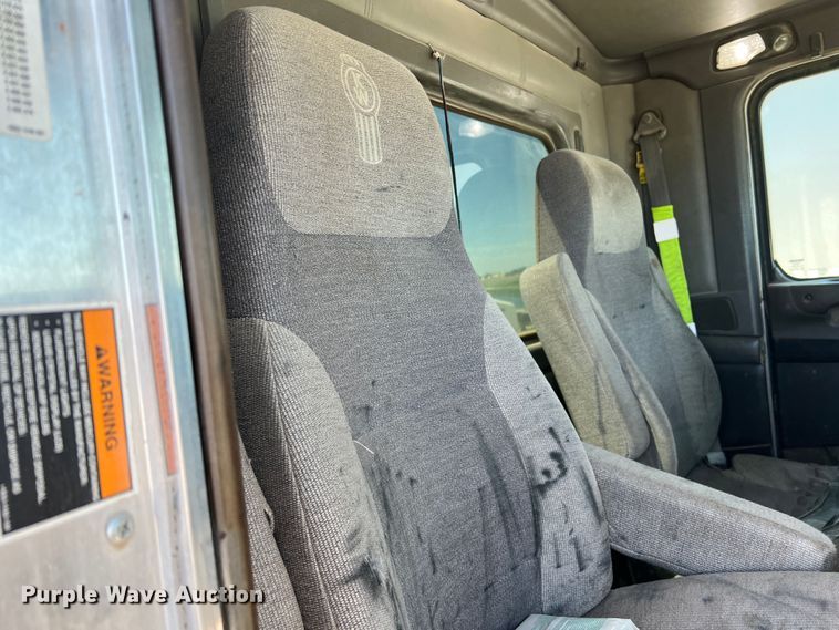 image for item DS8310 2012 Kenworth T800  semi truck