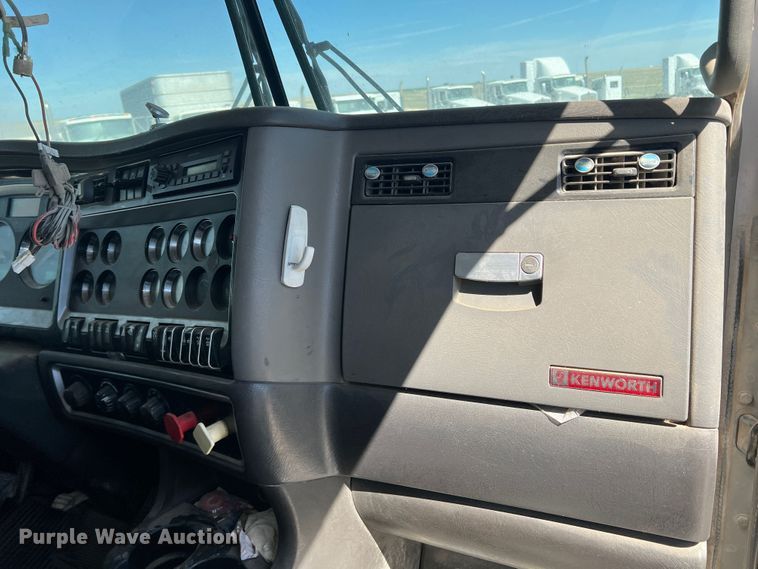 image for item DS8310 2012 Kenworth T800  semi truck