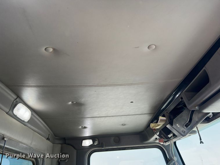 image for item DS8310 2012 Kenworth T800  semi truck